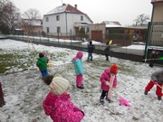 Hrajeme si se sněhem a pomáháme